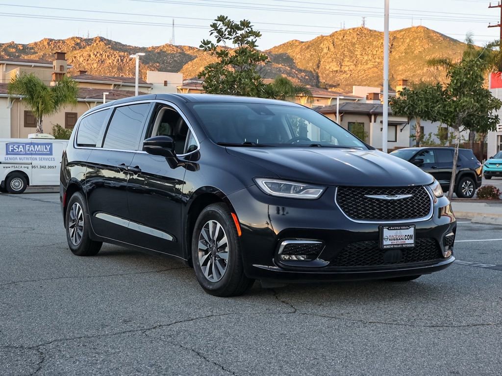 Used 2024 Chrysler Pacifica Select image 2