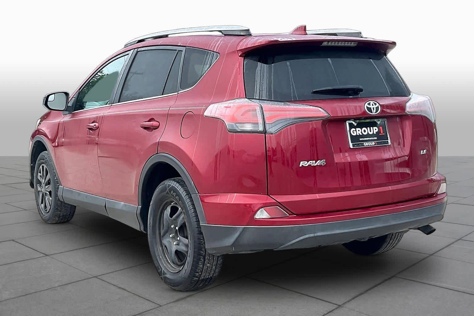 Used 2018 Toyota RAV4 LE FWD image 12