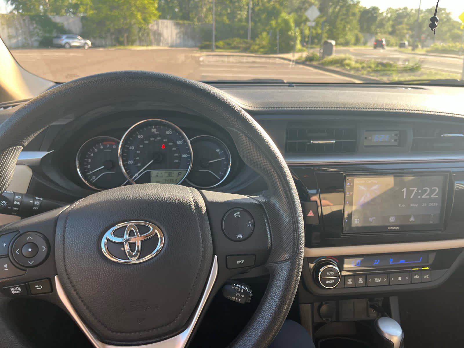 Used 2015 Toyota Corolla LE FWD image 10