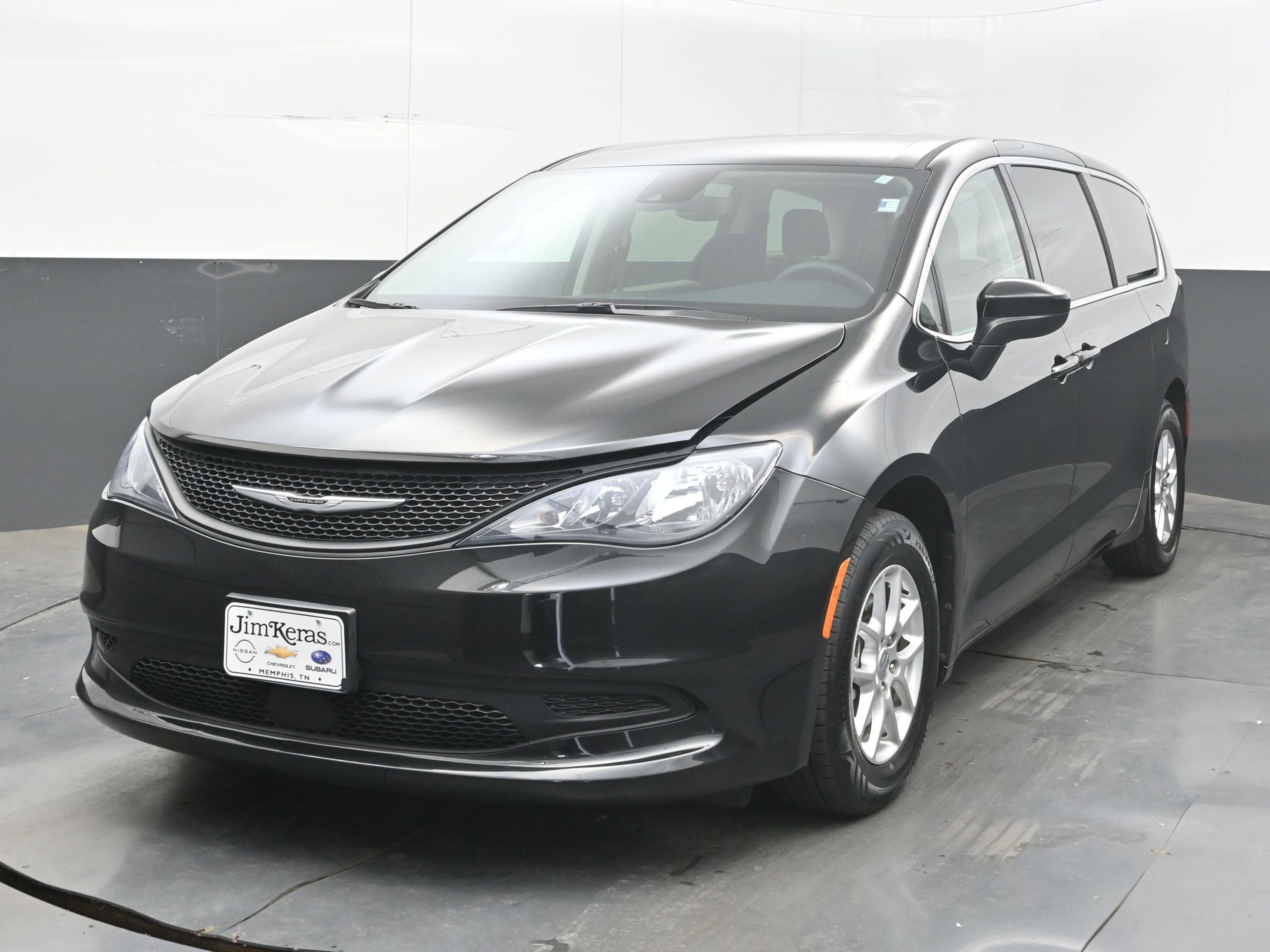 Used 2023 Chrysler Voyager LX FWD image 3