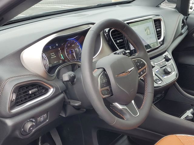 Used 2026 Chrysler Pacifica Pinnacle FWD image 12