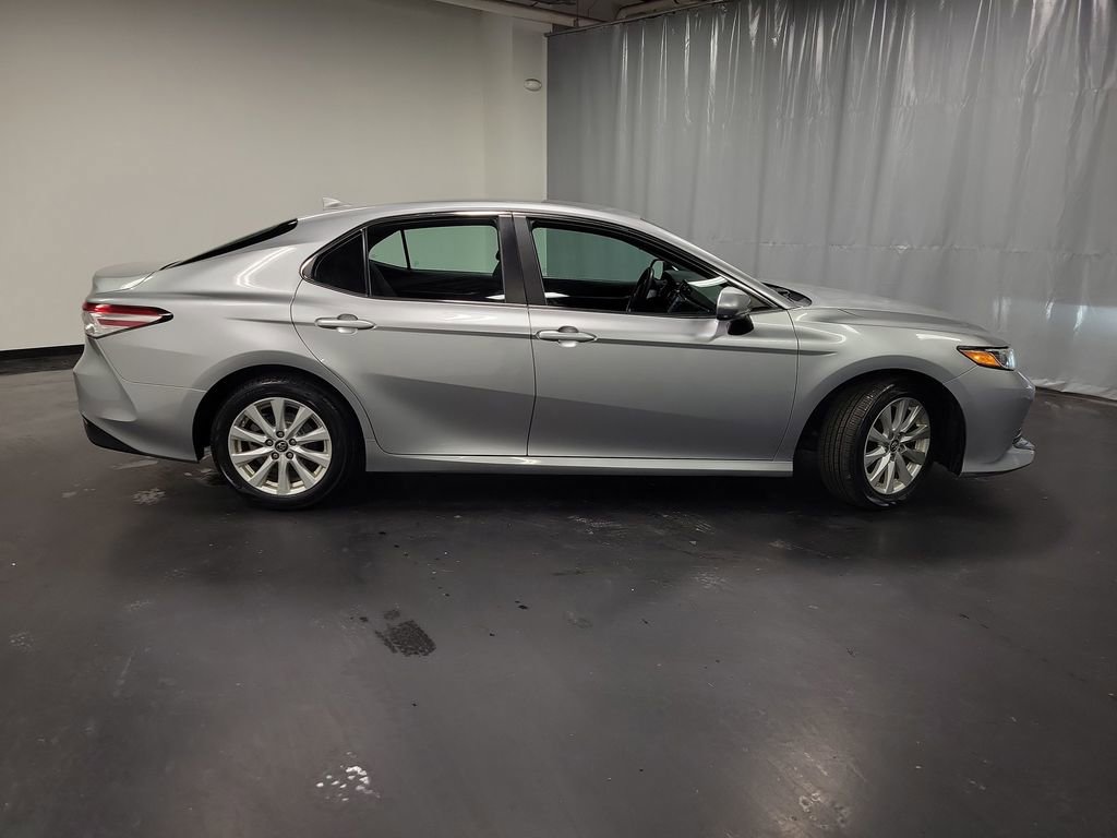 Used 2019 Toyota Camry LE image 9