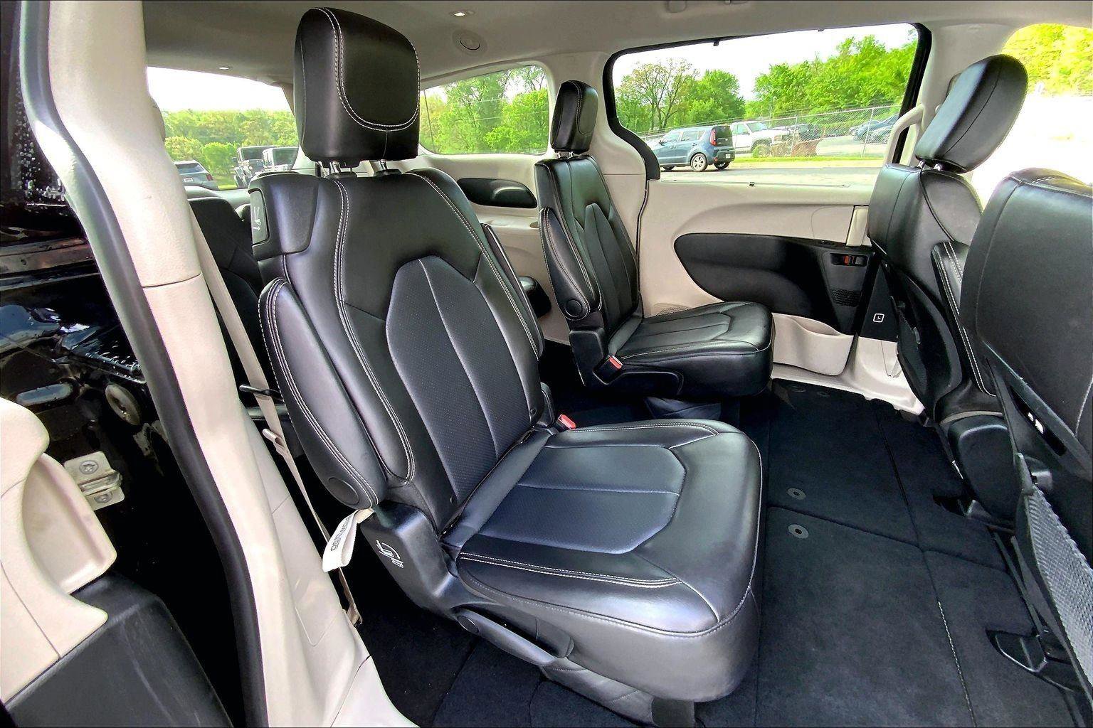 Used 2024 Chrysler Pacifica Touring-L FWD image 23