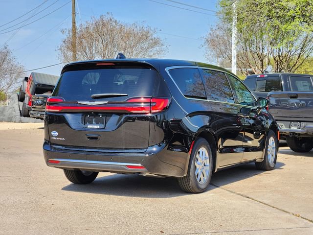 New 2026 Chrysler Pacifica Select image 3