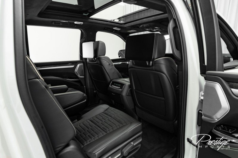 Used 2025 Cadillac Escalade ESV V image 47