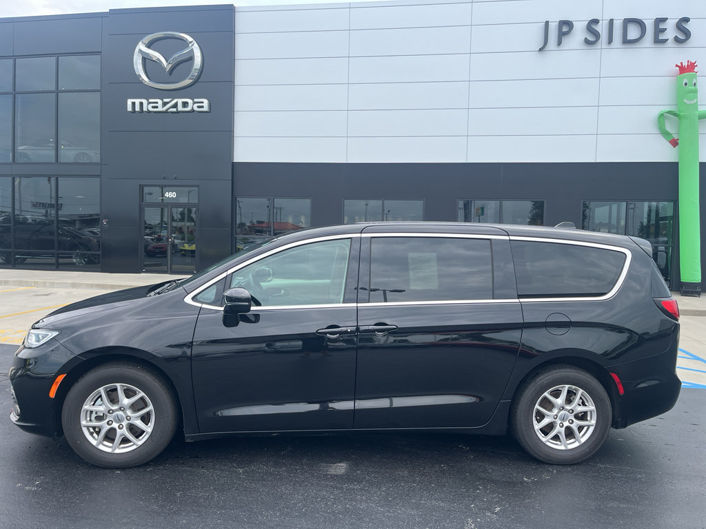 Used 2024 Chrysler Pacifica Touring-L FWD image 2