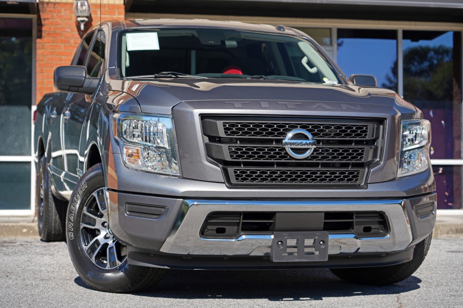 Used 2021 Nissan Titan SV RWD image 2