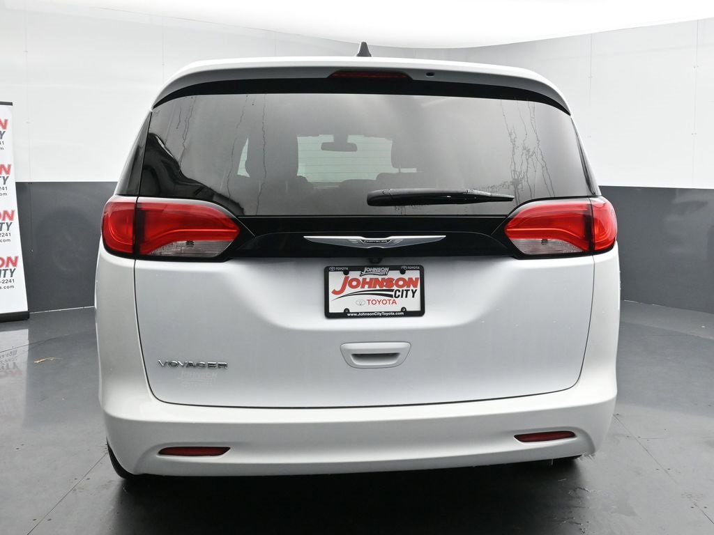 Used 2022 Chrysler Voyager LX image 7