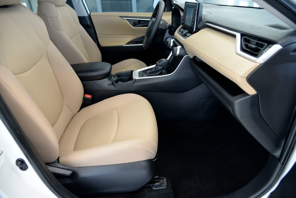 Used 2019 Toyota RAV4 LE FWD image 30