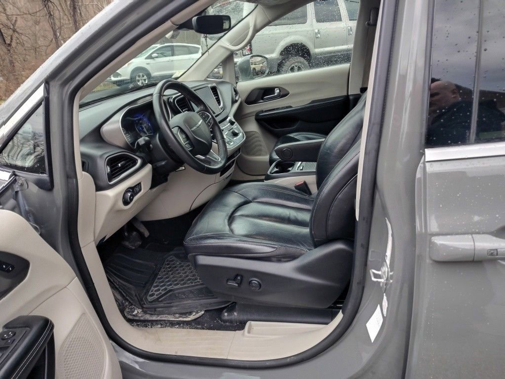 Used 2022 Chrysler Pacifica Touring-L image 21