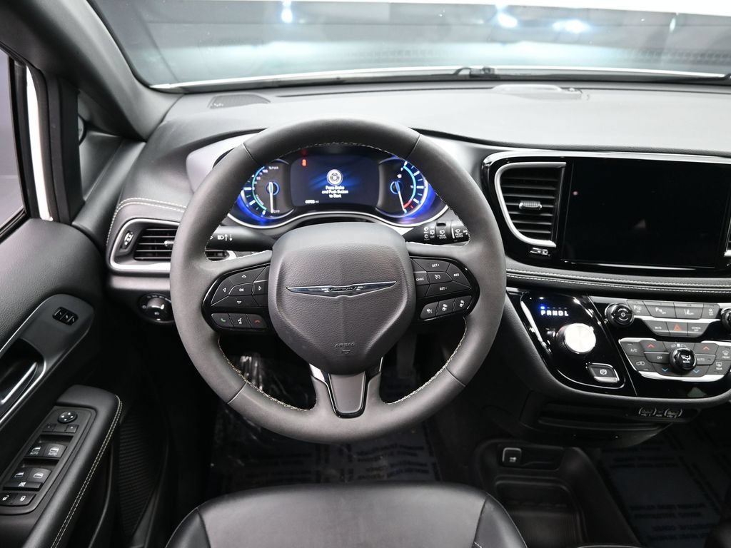 Used 2024 Chrysler Pacifica Limited FWD image 24