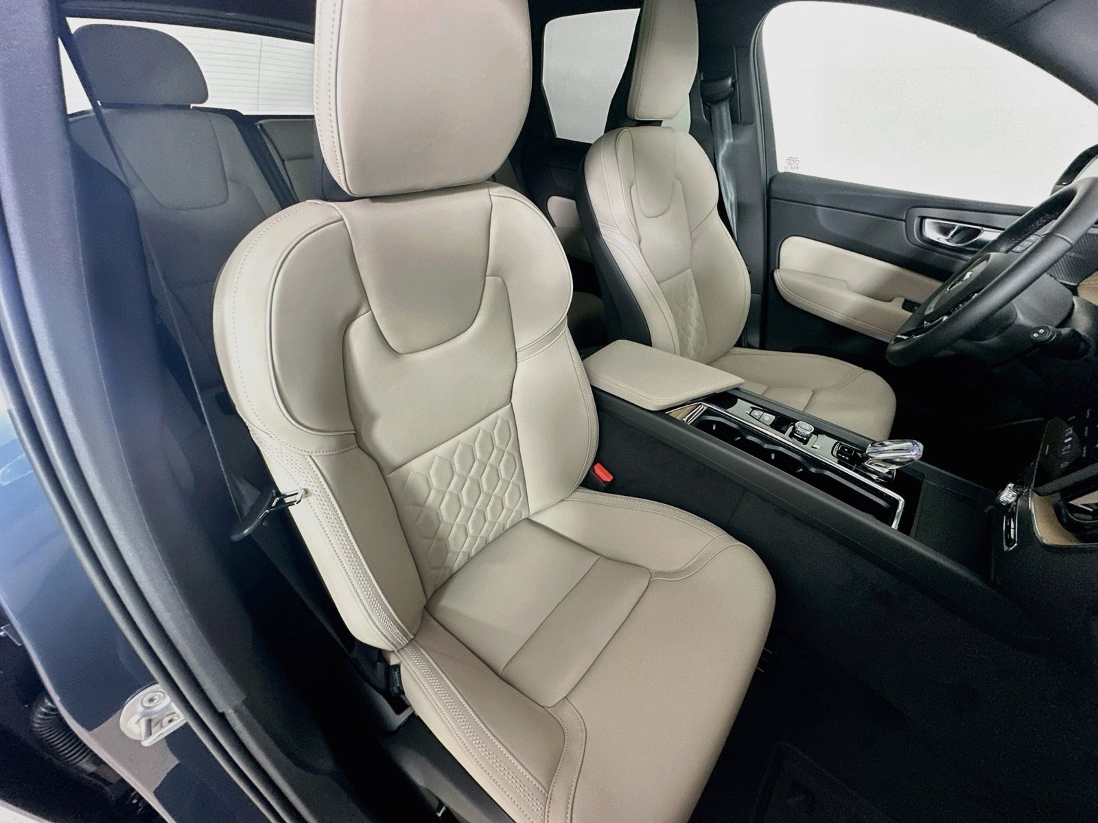 New 2027 Volvo XC60 B5 Plus AWD/4WD image 46
