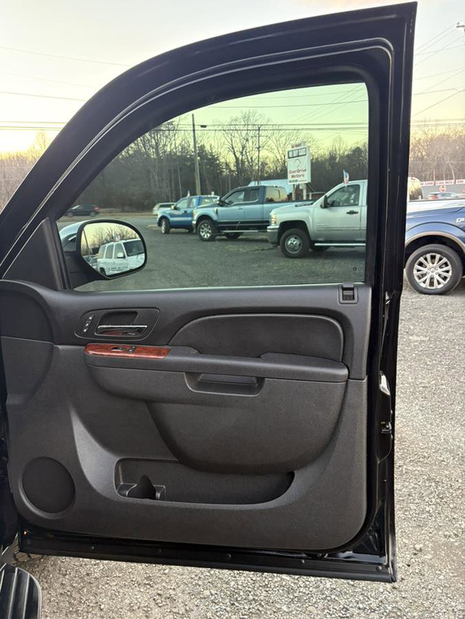 Used 2010 Chevrolet Suburban LTZ image 25