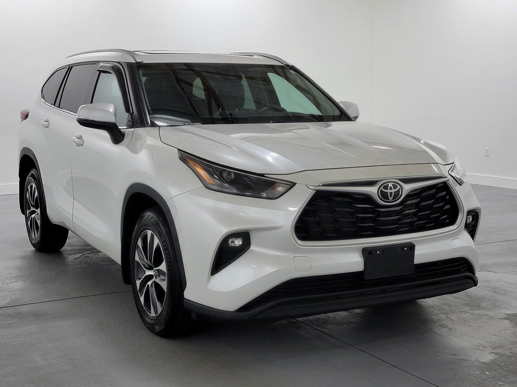Used 2022 Toyota Highlander XLE AWD/4WD image 2