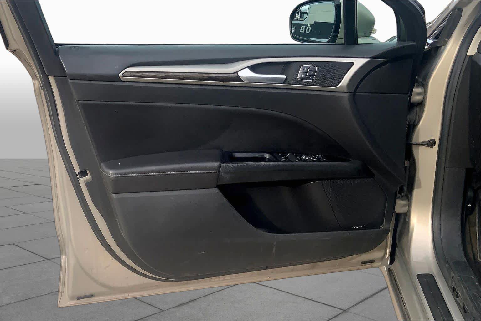 Used 2015 Ford Fusion SE w/ Equipment Group 202A FWD image 21