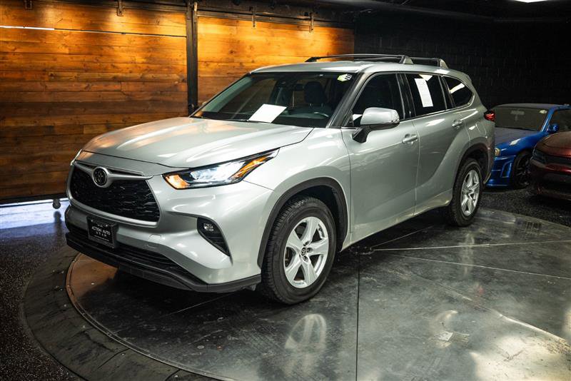 Used 2020 Toyota Highlander LE image 2