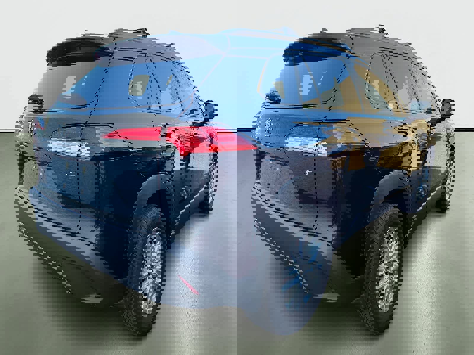 Used 2024 Toyota Corolla Cross LE image 4