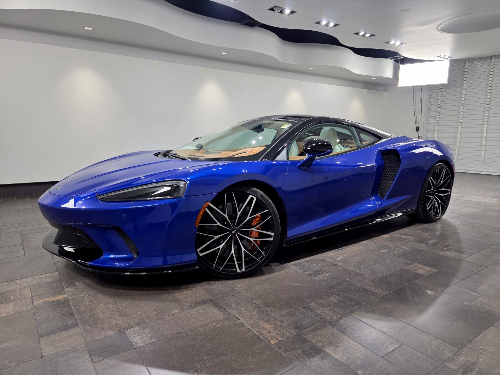 Used 2023 McLaren GT RWD image 1