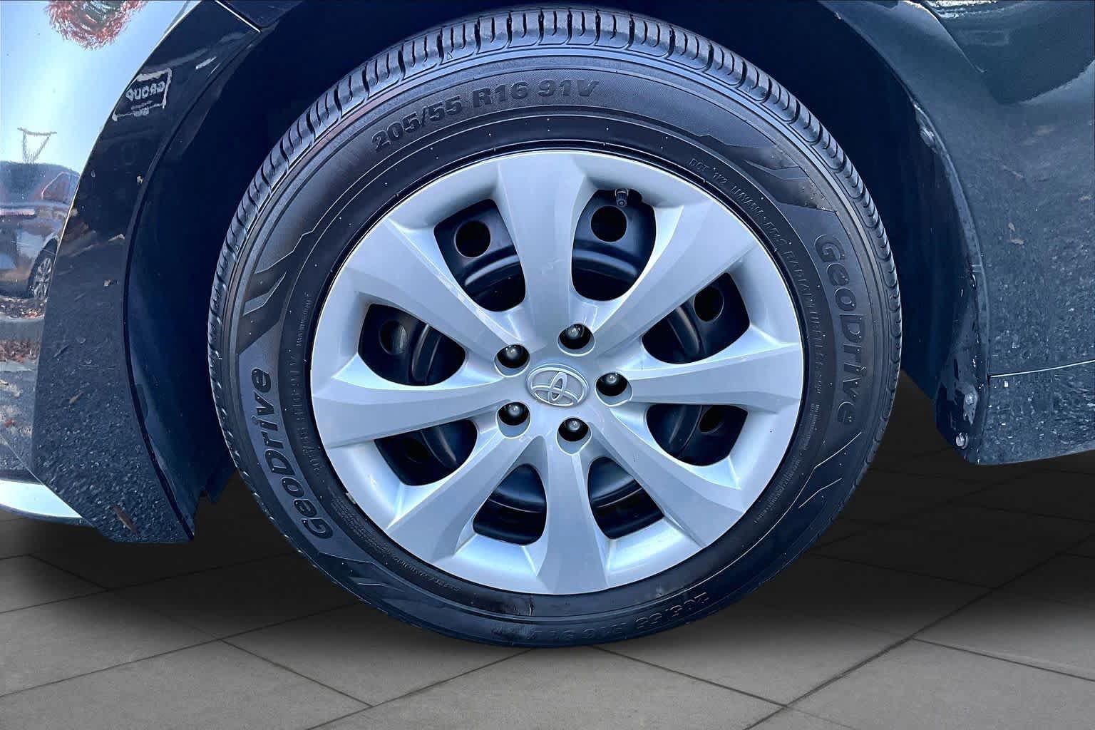 Used 2022 Toyota Corolla LE w/ Carpet Mat Package (TMS) FWD image 10