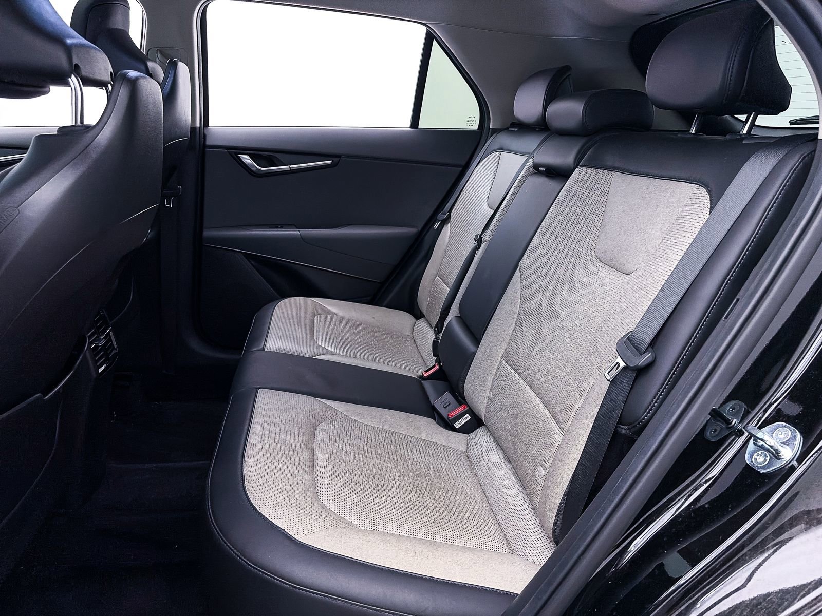 Used 2023 Kia Niro SX Touring FWD image 40