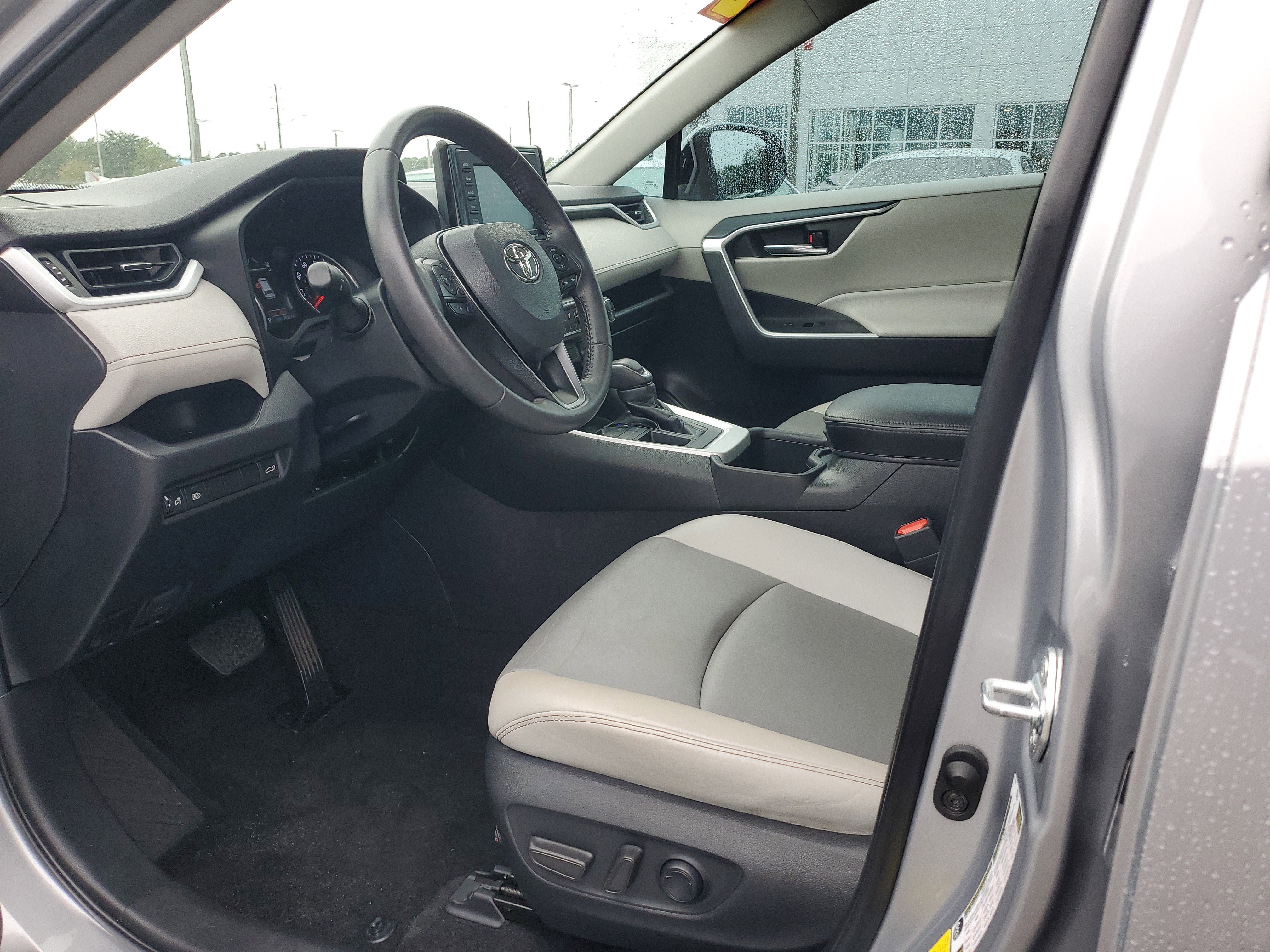 Used 2022 Toyota RAV4 XLE Premium image 18