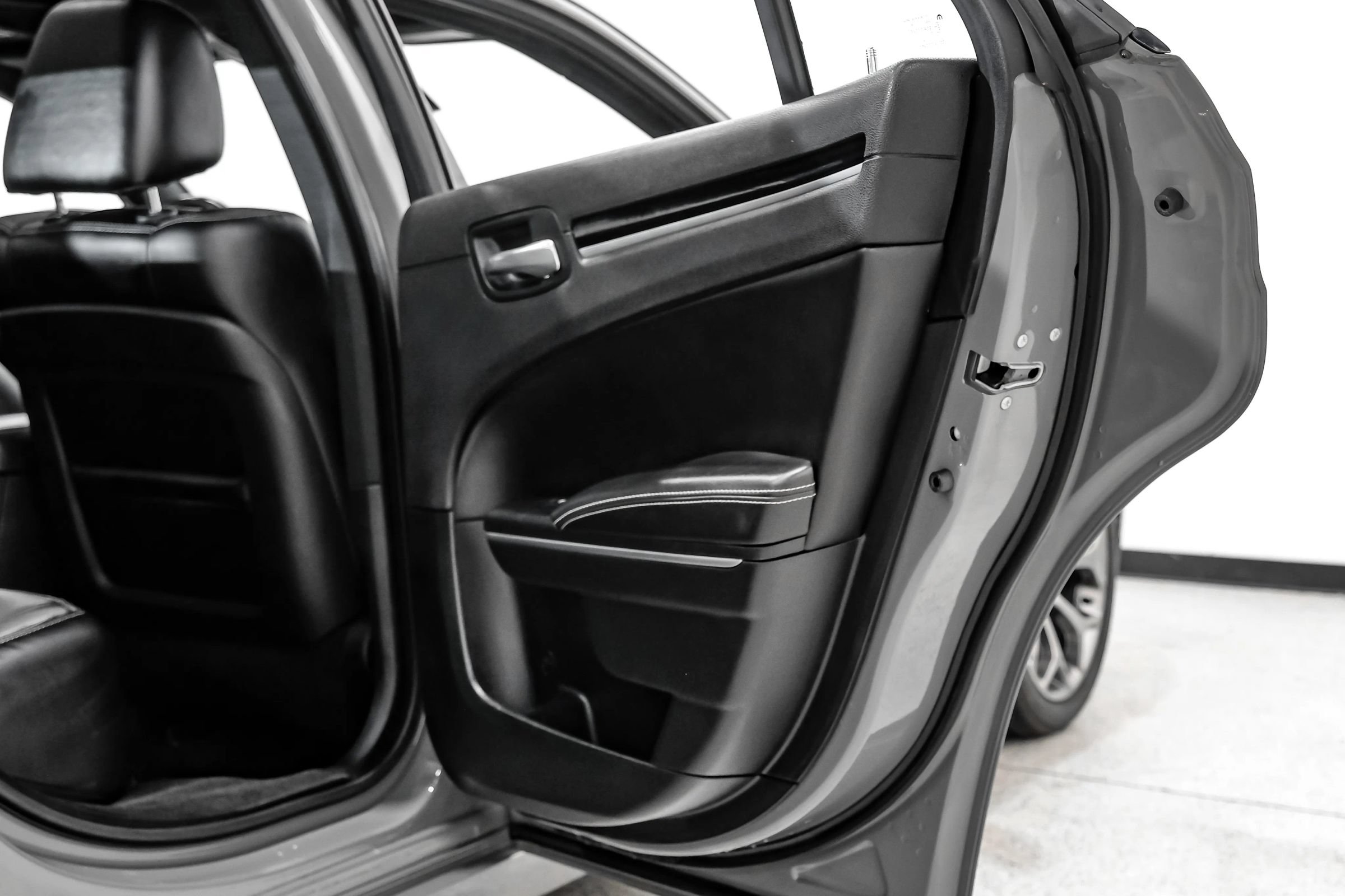 Used 2018 Chrysler 300 S w/ 300S Premium Group RWD image 61