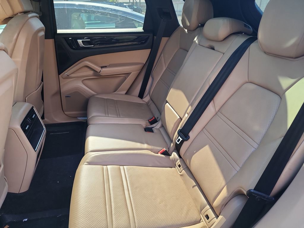Used 2020 Porsche Cayenne AWD/4WD image 12