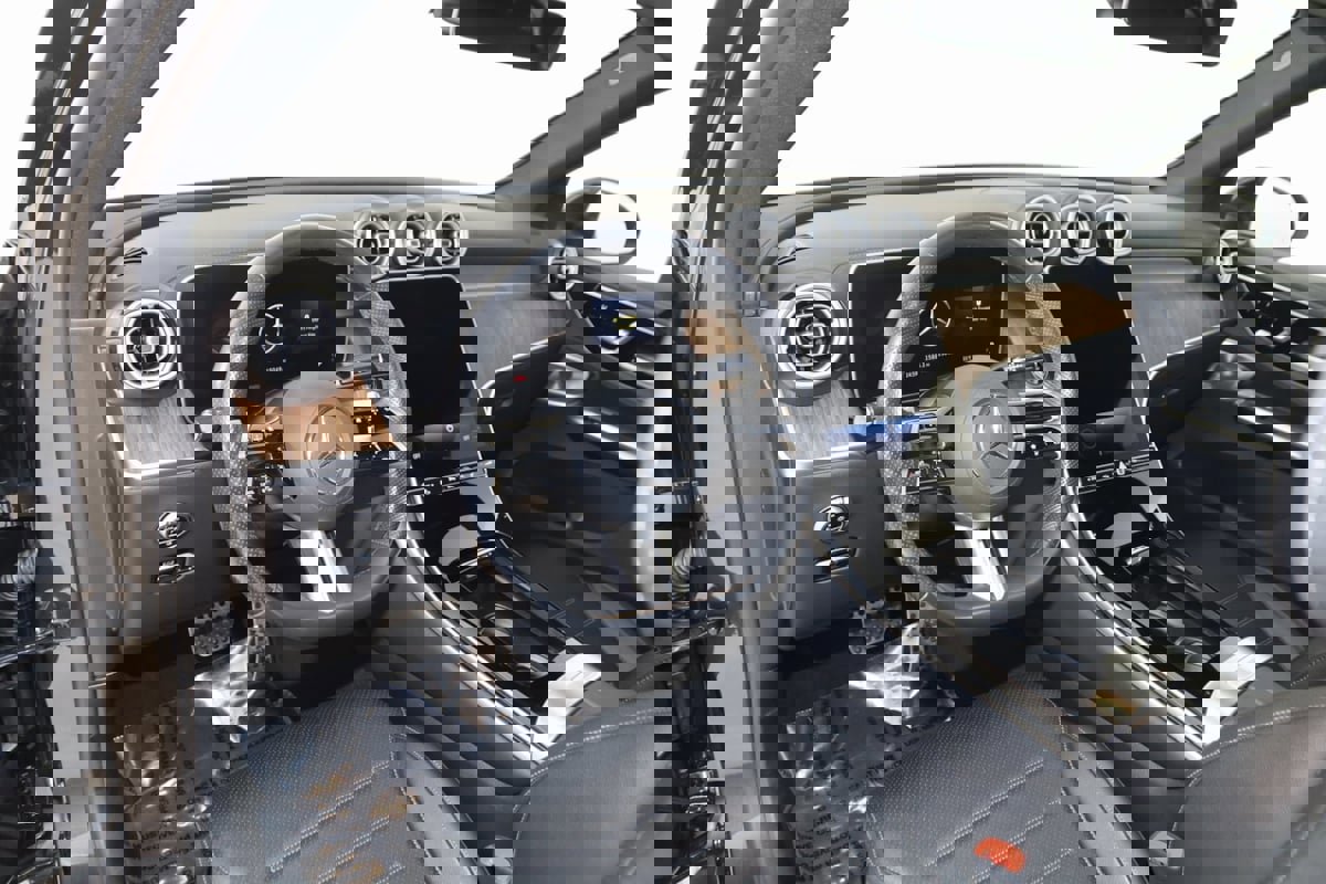 Used 2025 Mercedes-Benz GLC 300 4MATIC SUV image 28