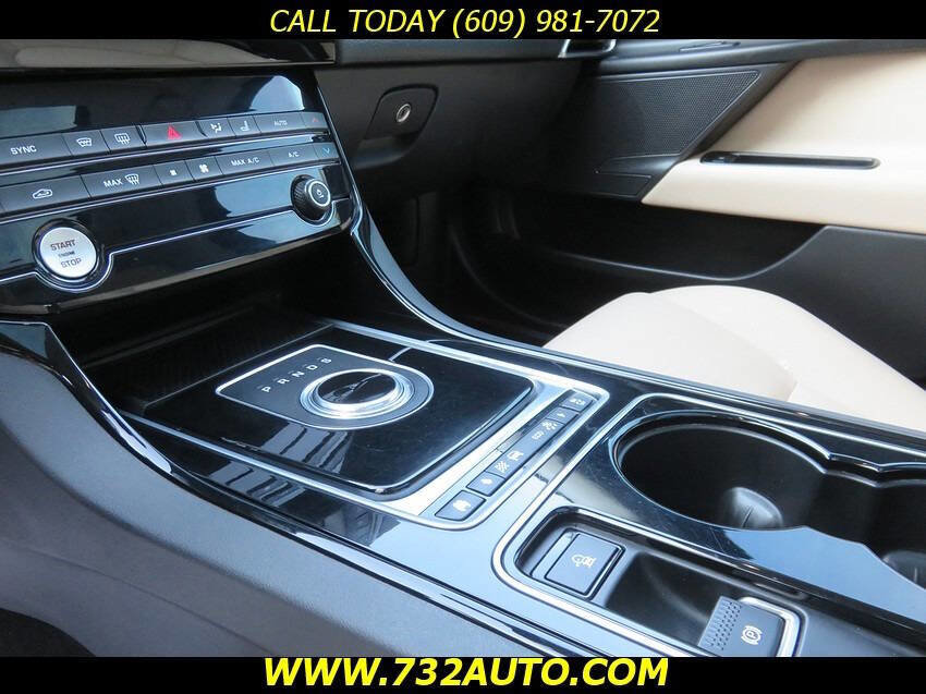 Used 2017 Jaguar XE image 13