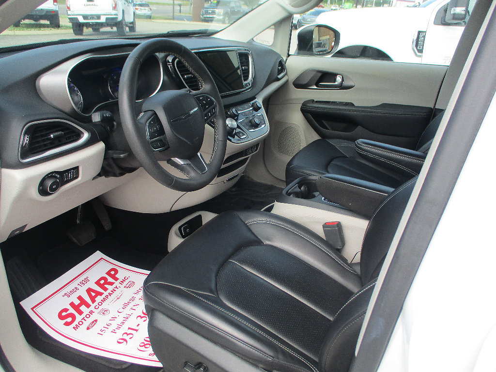 Used 2023 Chrysler Pacifica Touring-L FWD image 4