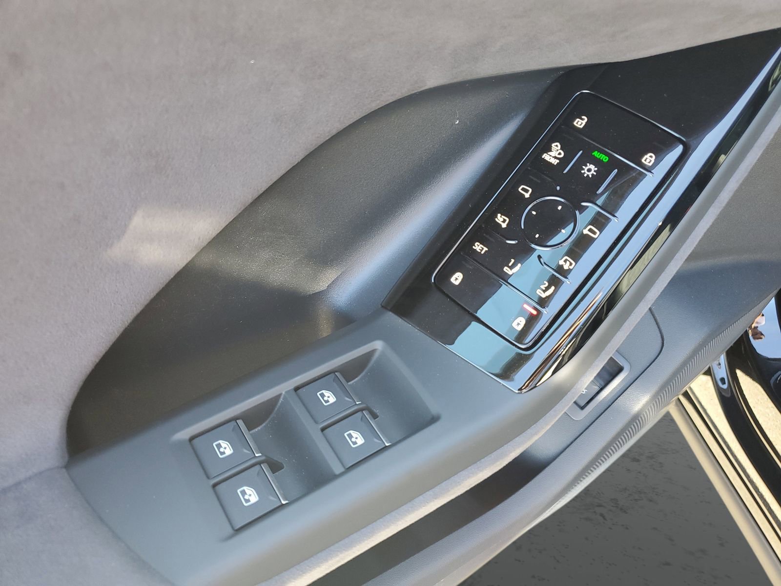 New 2025 Audi SQ6 e-tron Premium Plus image 21