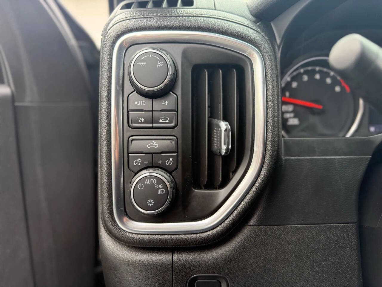 Used 2019 Chevrolet Silverado 1500 LT w/ All-Star Edition image 12