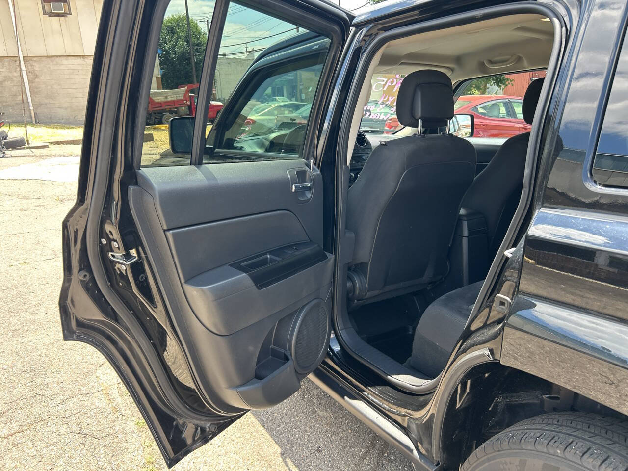 Used 2017 Jeep Patriot Sport w/ Power Value Group AWD/4WD image 18