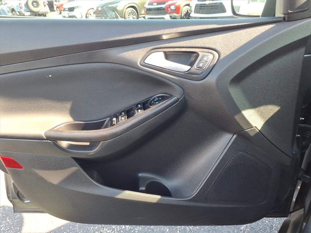 Used 2018 Ford Focus SE w/ SE Appearance Package image 22