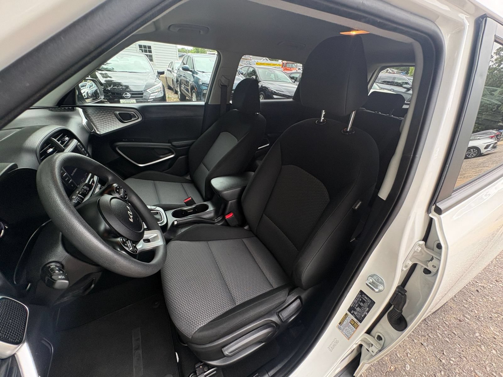 Used 2025 Kia Soul LX w/ LX Technology Package FWD image 33