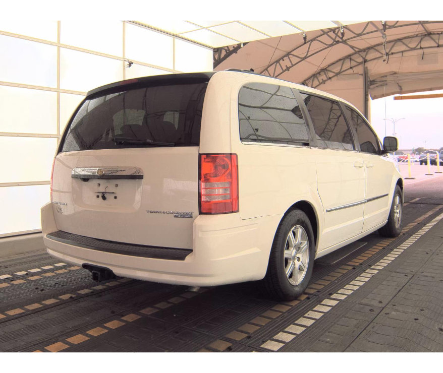 Used 2009 Chrysler Town & Country Touring image 5