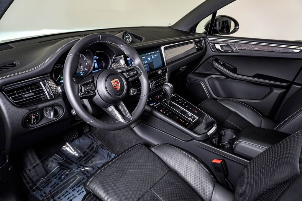 Certified 2025 Porsche Macan GTS image 4
