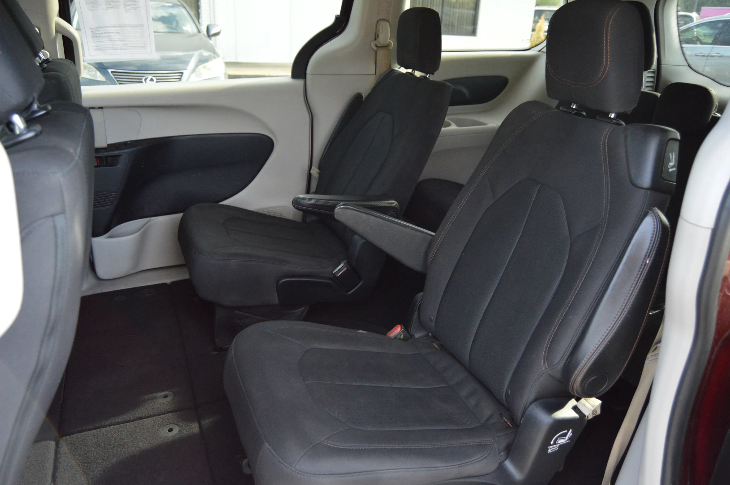 Used 2017 Chrysler Pacifica Touring FWD image 17