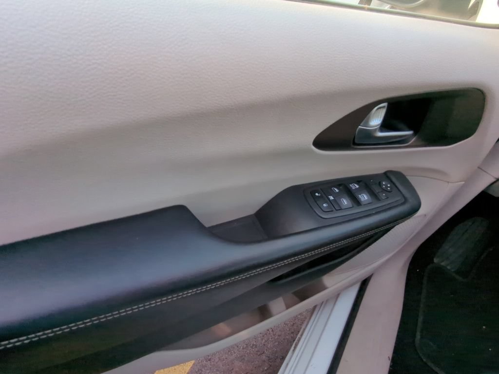 Used 2023 Chrysler Voyager LX FWD image 8