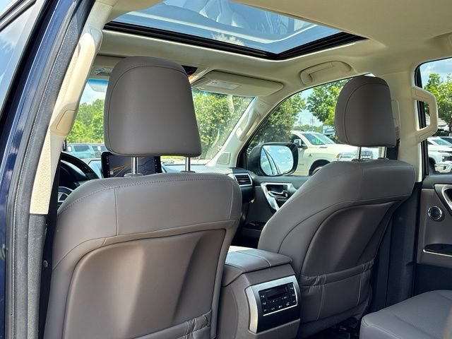 Used 2023 Lexus GX 460 Premium w/ Accessory Package AWD/4WD image 28