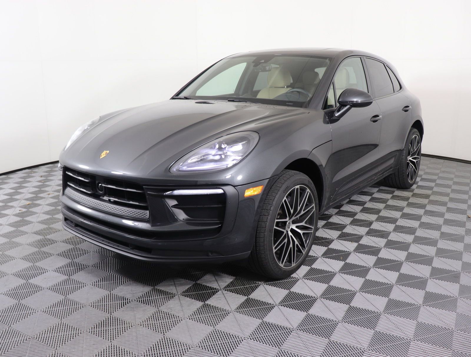 Used 2025 Porsche Macan image 1