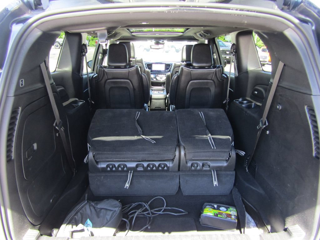 Used 2022 Chrysler Pacifica Limited w/ Uconnect Theater Family Group FWD image 24