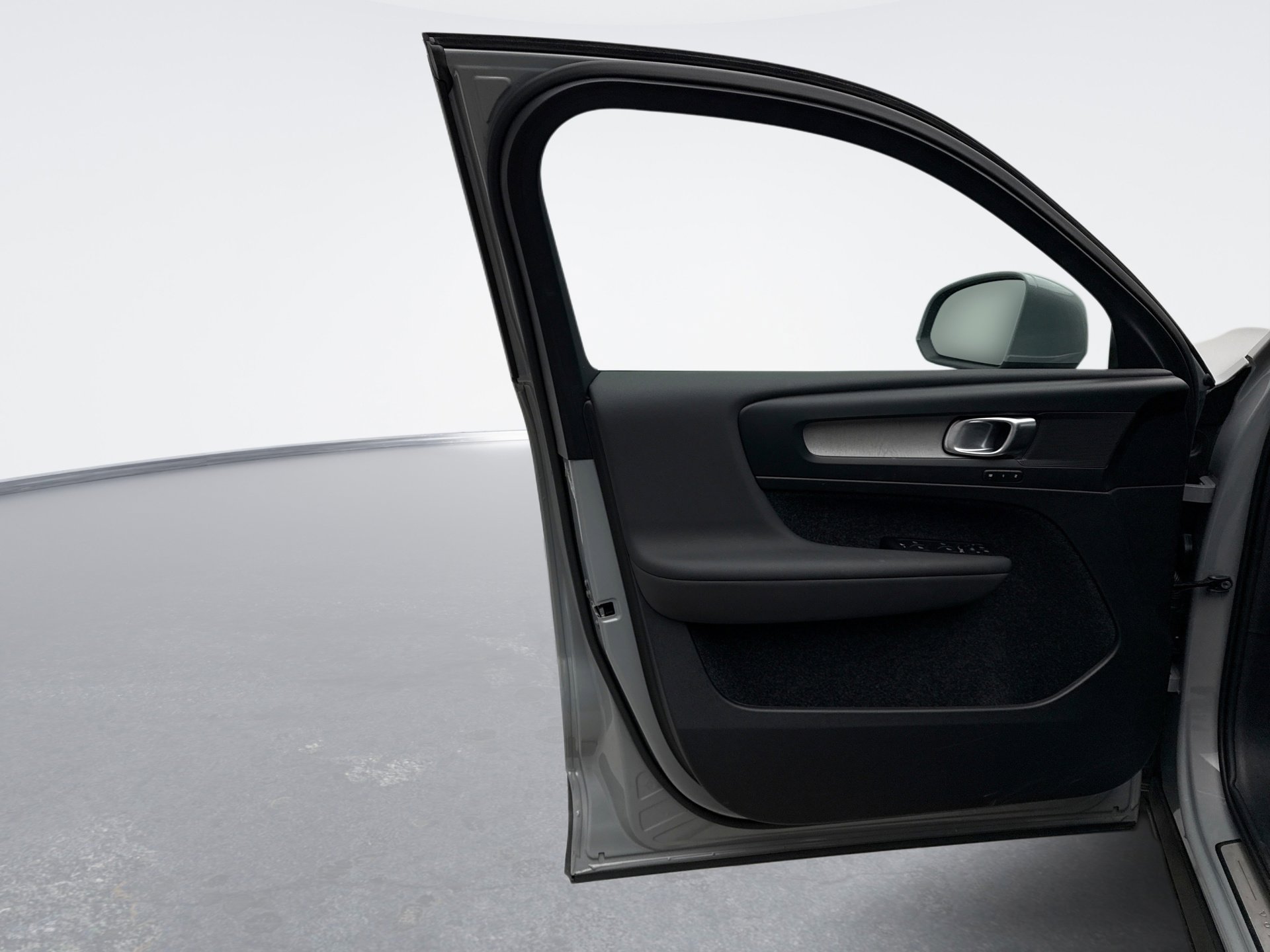 Used 2025 Volvo XC40 B5 Core image 9