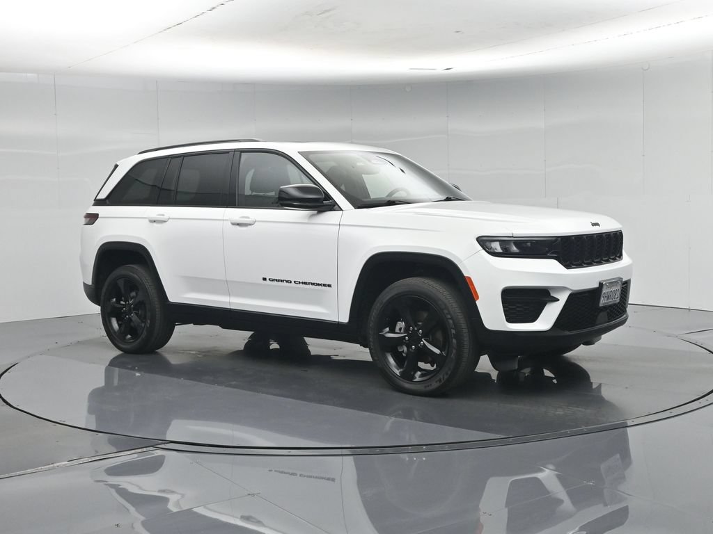 Used 2023 Jeep Grand Cherokee Laredo AWD/4WD image 28