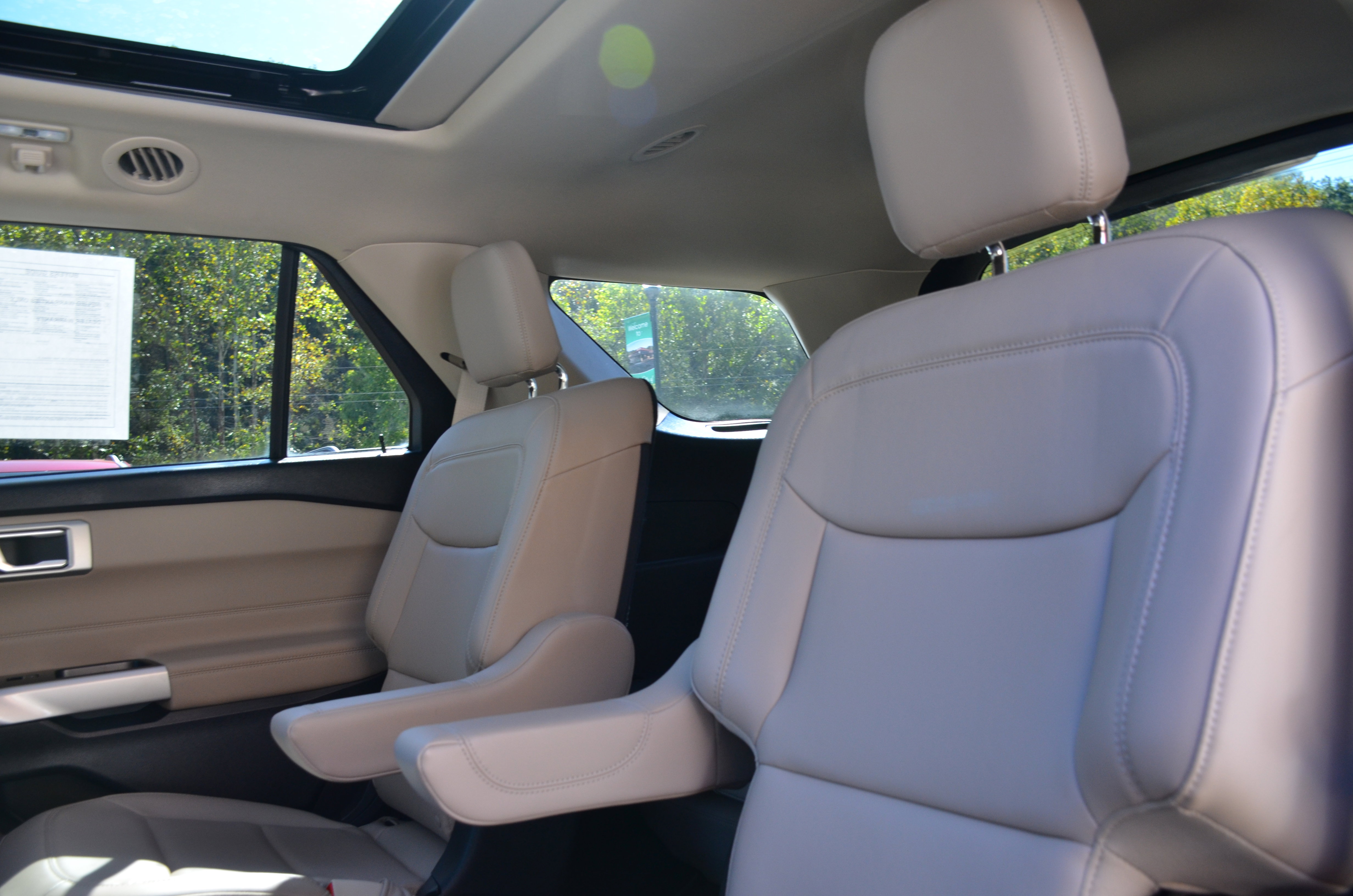 Used 2022 Ford Explorer XLT w/ Equipment Group 202A image 18