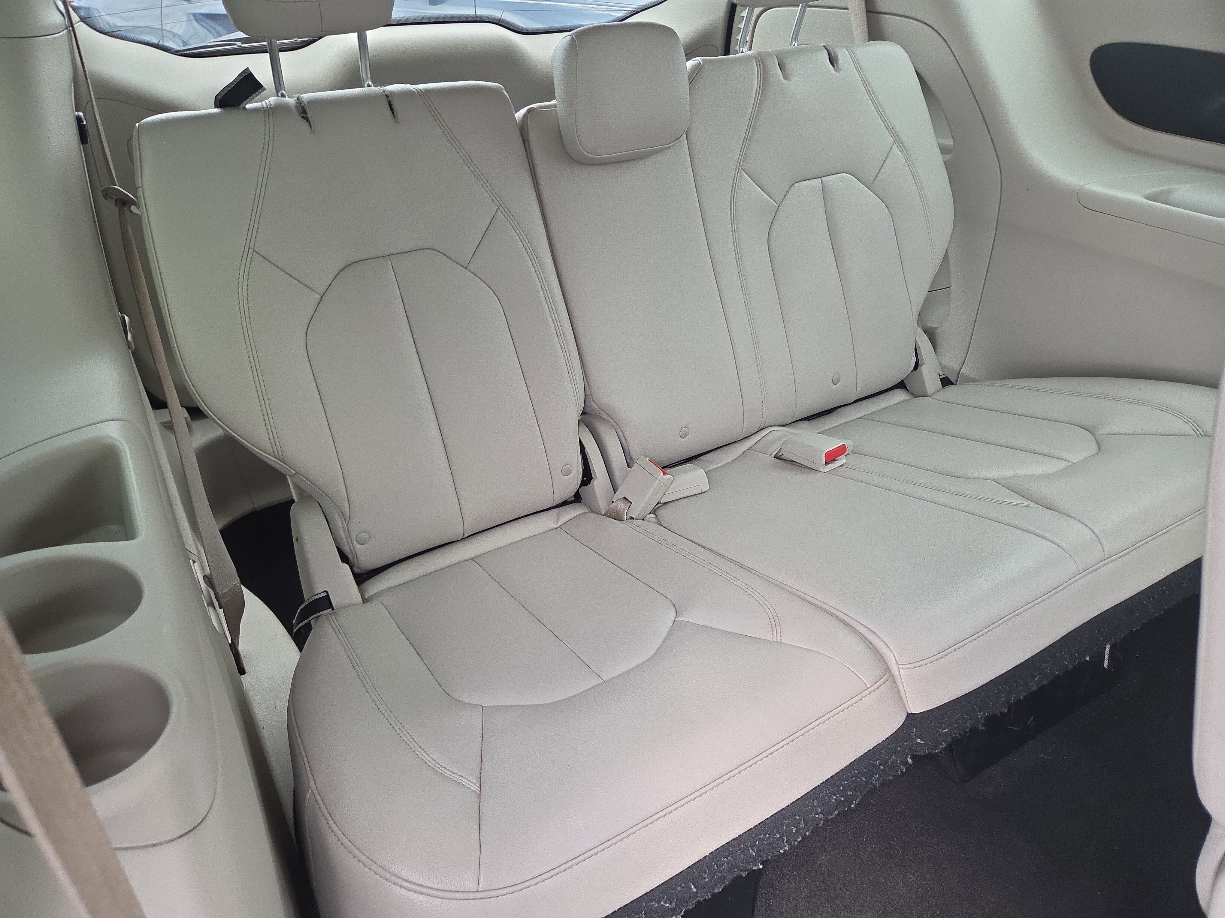 Used 2017 Chrysler Pacifica Touring-L FWD image 18