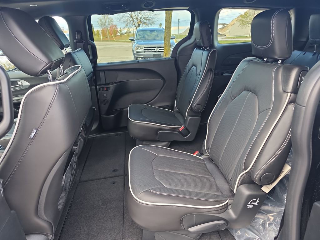 New 2026 Chrysler Pacifica Limited image 9