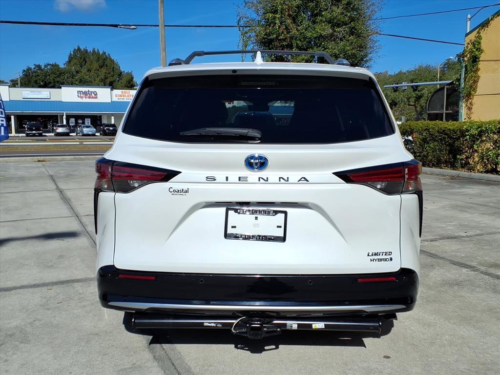 Used 2022 Toyota Sienna Limited image 6