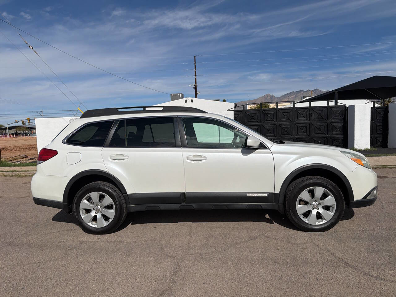 Used 2010 Subaru Outback 2.5i Limited image 11