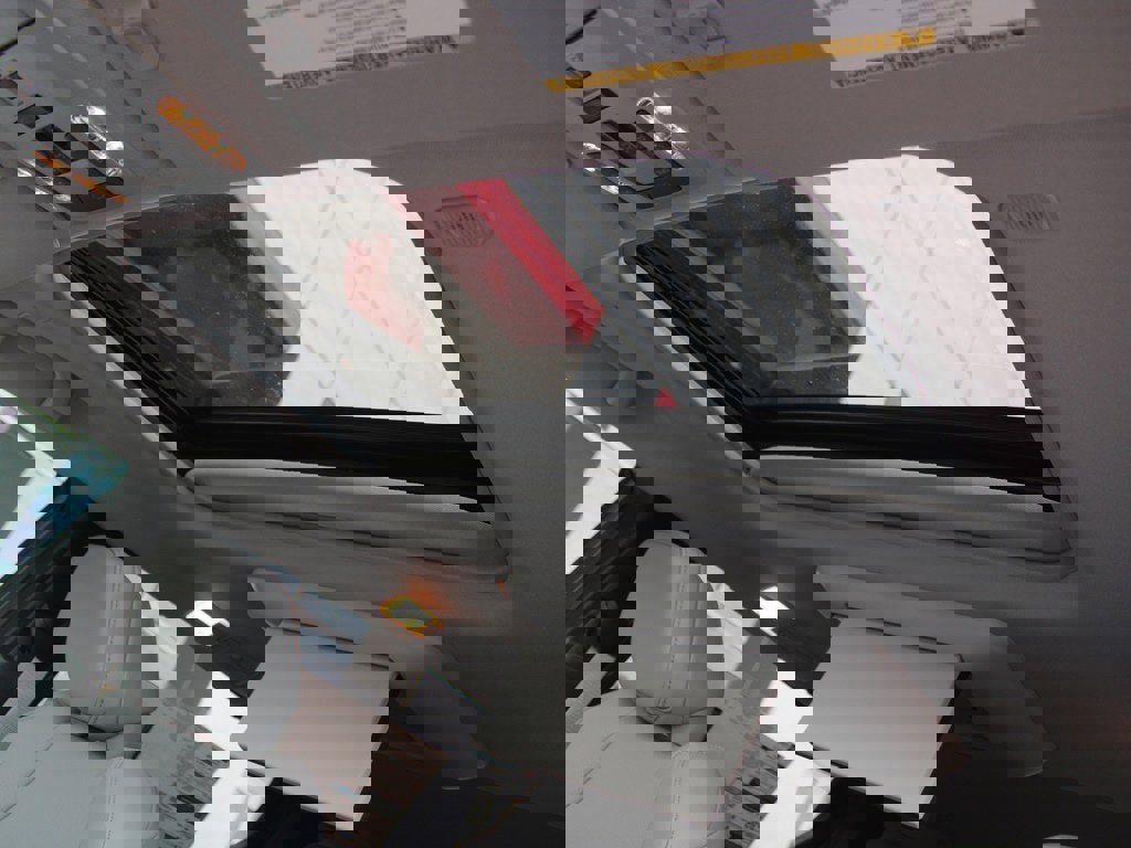 Used 2025 Toyota Sienna XLE image 3